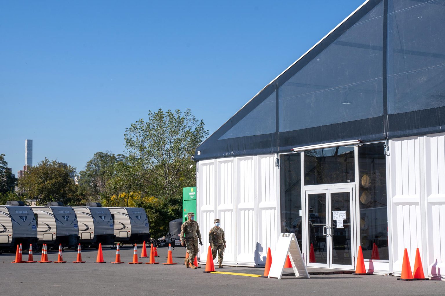 Imagen de archivo de dos militares que caminanfrente a una de las carpas para acoger a los inmigrantes, instalada en la isla Randall, Nueva York. EFE/Ángel Colmenares