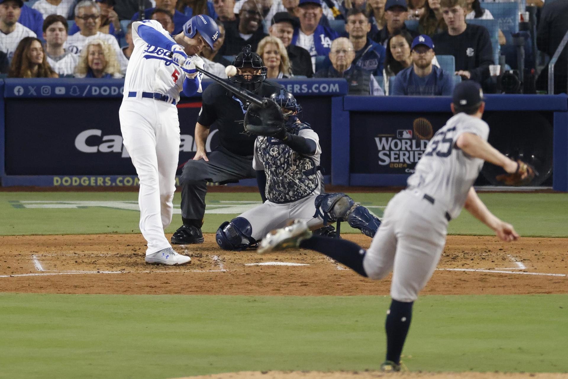 Freddie Freeman, de los Dodgers, batea un jonrón solitario ante el pitcher Carlos Rodón. EFE/EPA/CAROLINE BREHMAN
