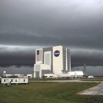 Fotografía cedida por la NASA donde se muestra la sede del Centro Espacial Kennedy en Merritt Island (Florida) cerrada este miércoles ante la llegada del huracán Milton. EFE/NASA /SOLO USO EDITORIAL /NO VENTAS /SOLO DISPONIBLE PARA ILUSTRAR LA NOTICIA QUE ACOMPAÑA /CRÉDITO OBLIGATORIO