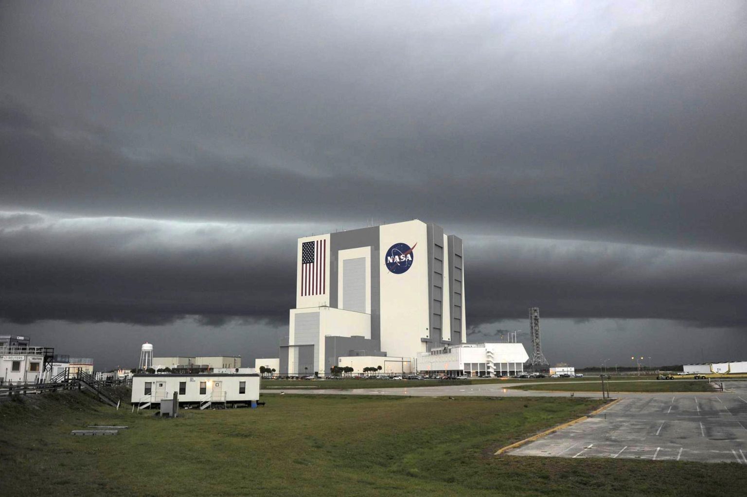 Fotografía cedida por la NASA donde se muestra la sede del Centro Espacial Kennedy en Merritt Island (Florida) cerrada este miércoles ante la llegada del huracán Milton. EFE/NASA /SOLO USO EDITORIAL /NO VENTAS /SOLO DISPONIBLE PARA ILUSTRAR LA NOTICIA QUE ACOMPAÑA /CRÉDITO OBLIGATORIO