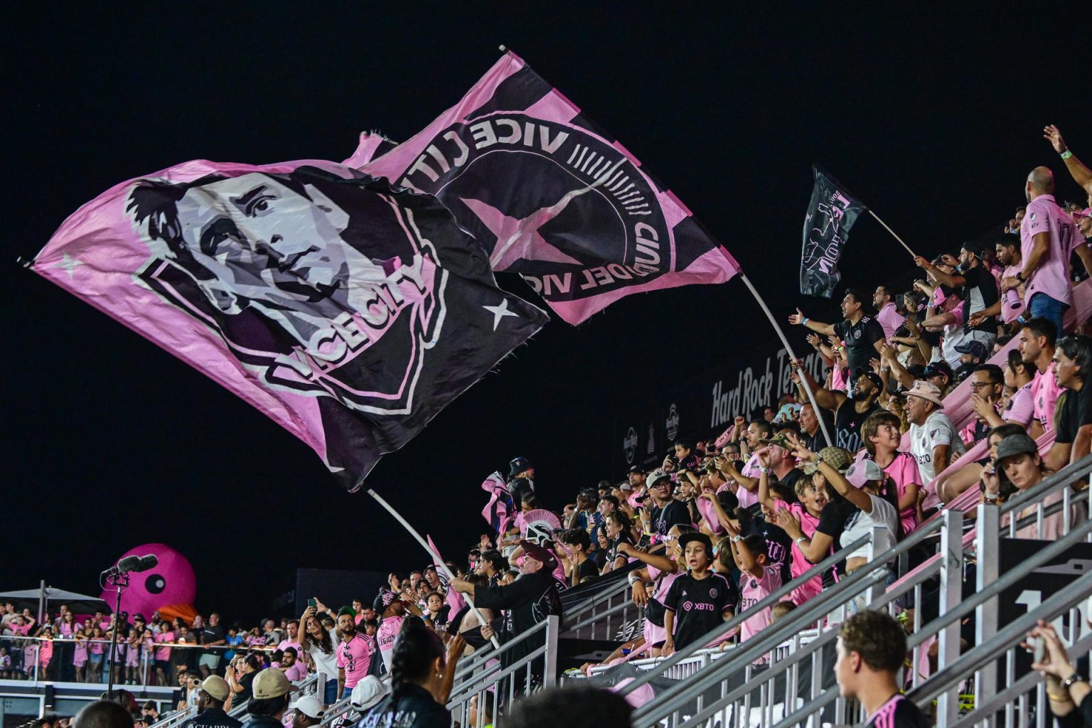 Fotografía de archivo de un grupo de fanáticos del Inter Miami durante un partido de fútbol de la Major League Soccer (MLS). EFE/ Giorgio Viera