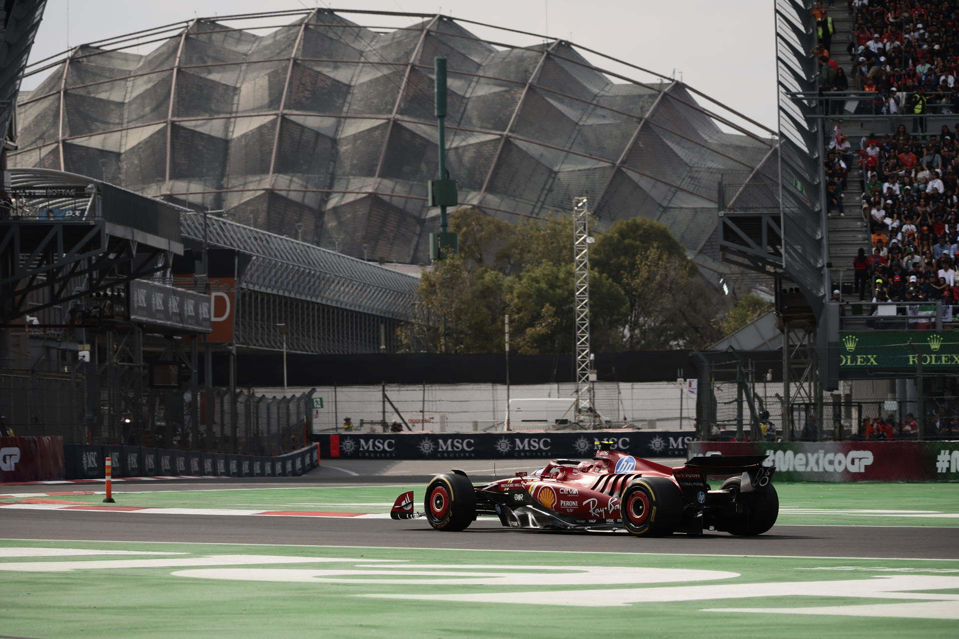 El piloto español del equipo Ferrari Carlos Sainz, compite este domingo en el Gran Premio de Fórmula 1 en el autódromo Hermanos Rodriguez de la Ciudad de México (México). EFE/José Méndez
