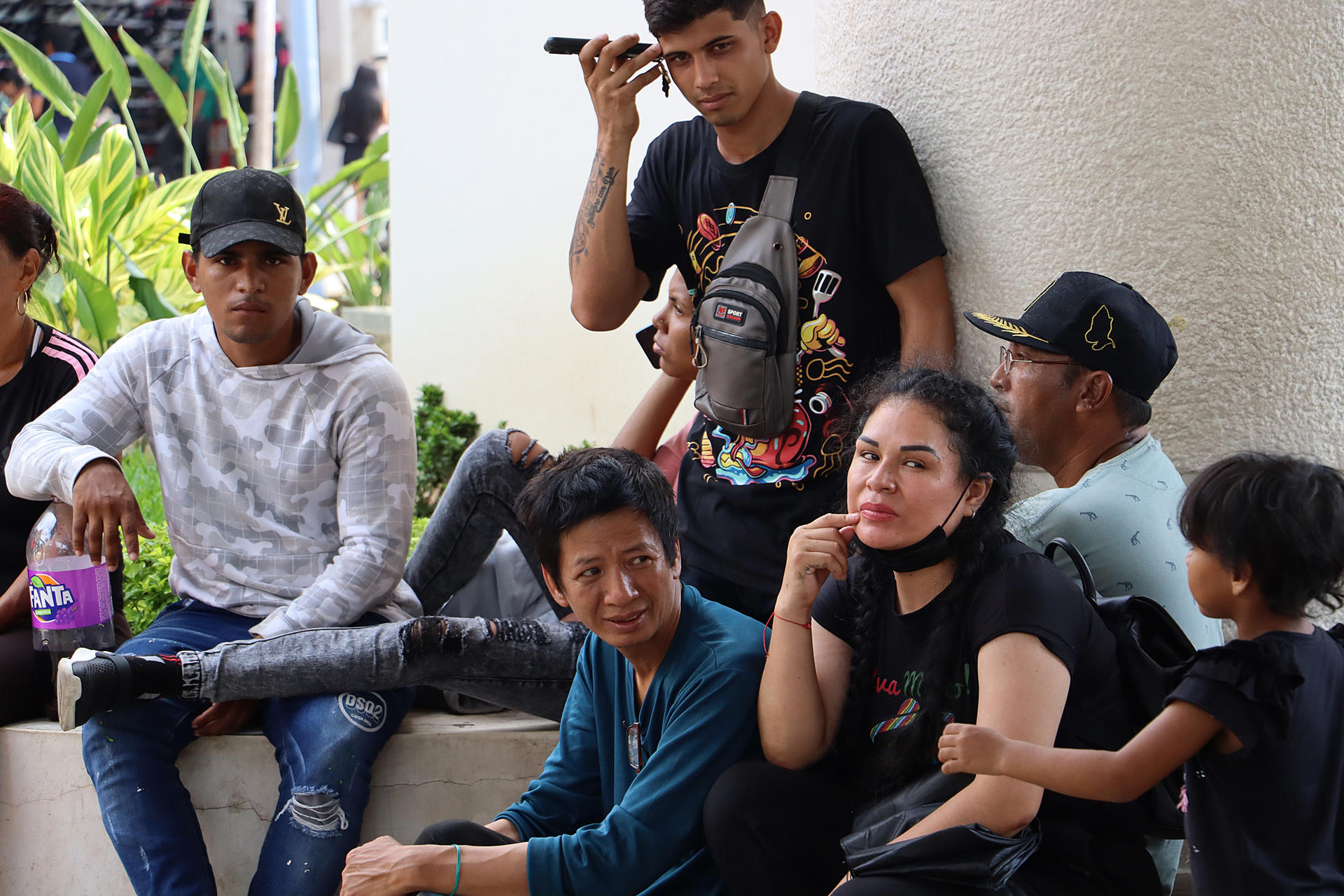 Migrantes permanecen en las principales plazas públicas este martes, en la ciudad de Tapachula en el estado de Chiapas (México). EFE/Juan Manuel Blanco
