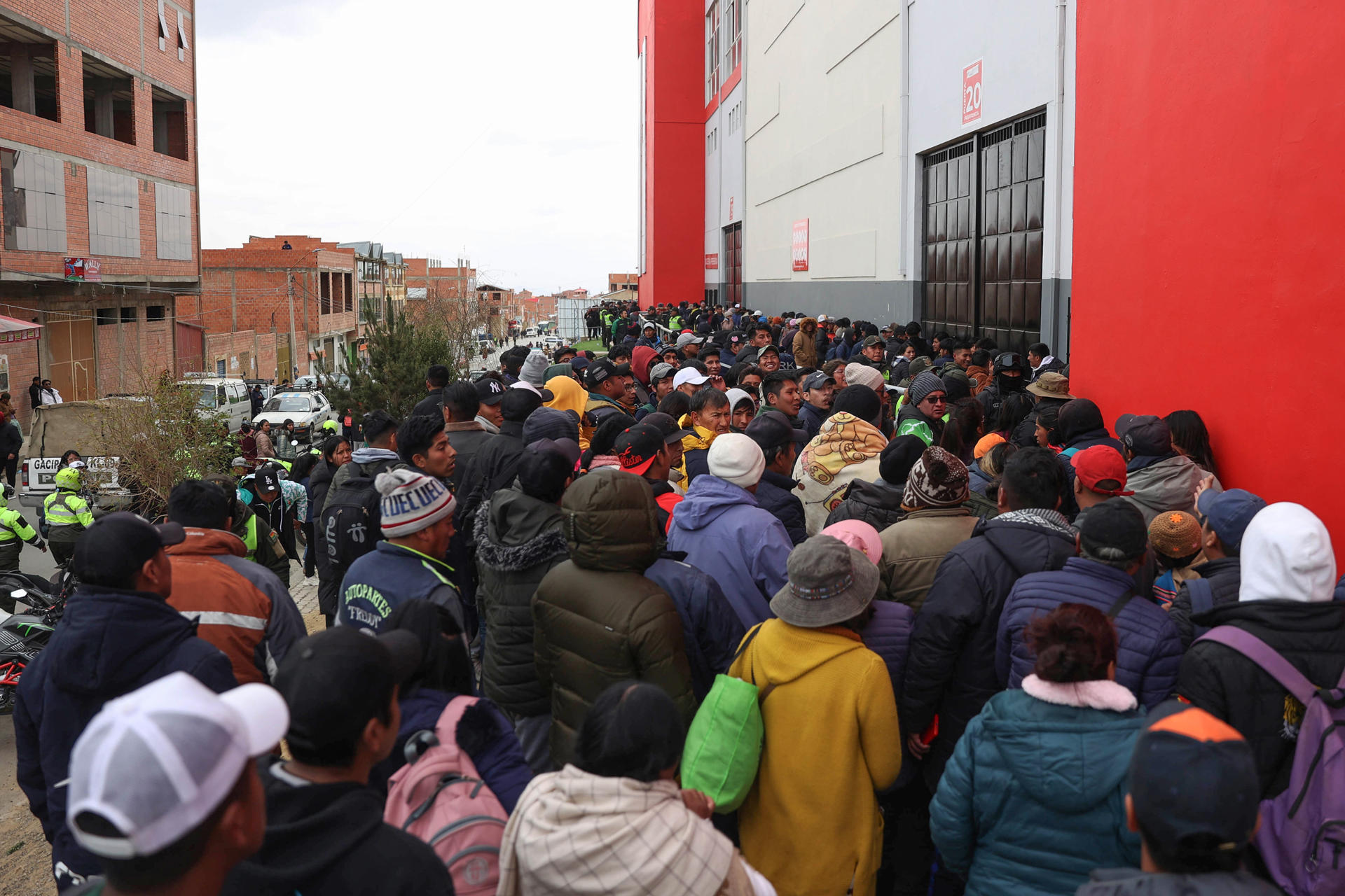 Cientos de aficionados bolivianos hacen fila para conseguir un boleto para el juego entre Bolivia y Colombia. EFE/ Luis Gandarillas
