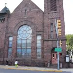 Una mujer camina el jueves 10 de octubre frente a la iglesia Mother Bethel African Methodist Episcopal, la primera iglesia afroamericana establecida en 1787 de Filadelfia (Pensilvania). EFE/Guillermo Azábal