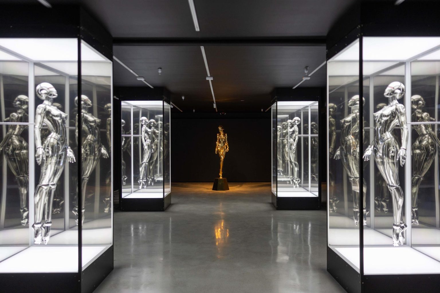 Fotografía cedida por el Museo del Sexo donde se muestran las famosas esculturas de 'robots sexys' del artista e ilustrador japonés Hajime Sorayama que forman parte de la galería 'Hajime Sorayama: Máquinas del deseo'. EFE/Museo del Sexo /SOLO USO EDITORIAL /NO VENTAS /SOLO DISPONIBLE PARA ILUSTRAR LA NOTICIA QUE ACOMPAÑA /CRÉDITO OBLIGATORIO