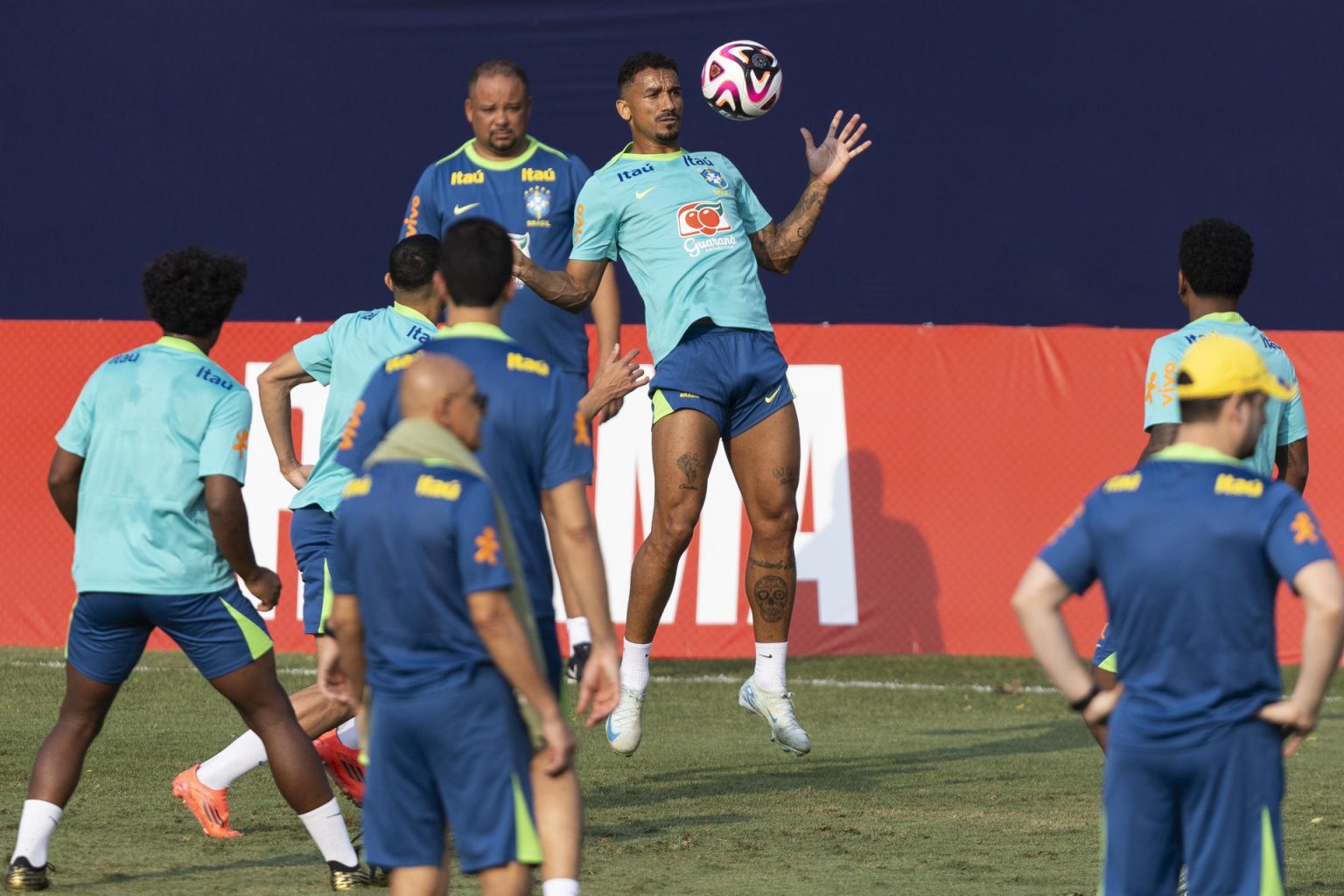 La selección brasileña de fútbol se entrena este martes en la sede del club Palmeiras, en Sao Paulo, para visitar a la de Chile en la novena jornada de las eliminatorias del Mundial de 2026. EFE/ Isaac Fontana