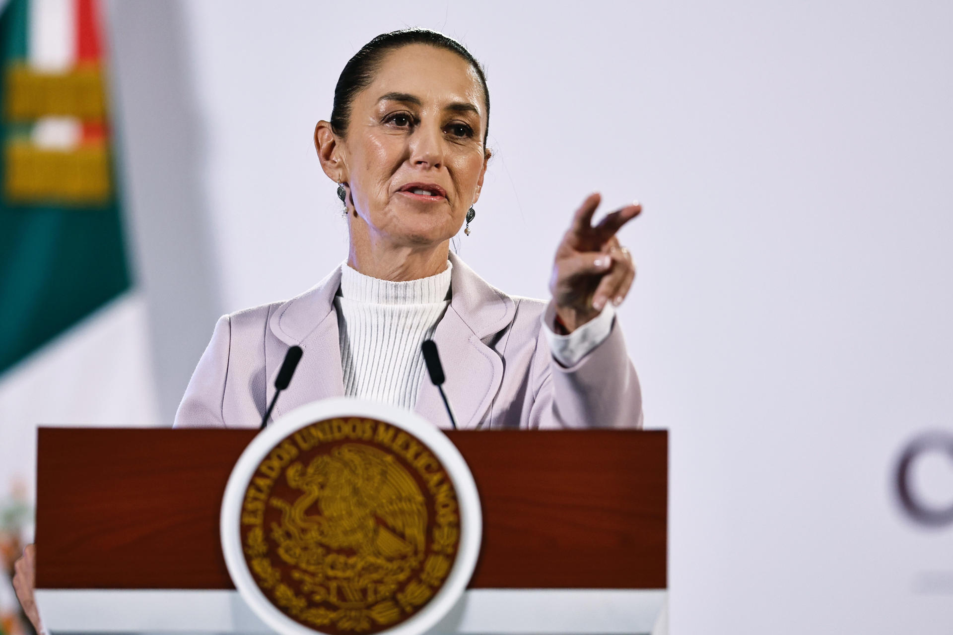 La presidenta de México Claudia Sheinbaum, habla este viernes durante su conferencia de prensa matutina en Palacio Nacional, en la Ciudad de México (México). EFE/ Sáshenka Gutiérrez
