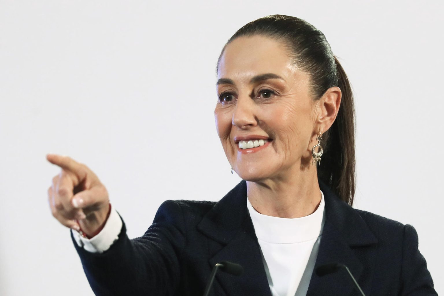 La presidenta de México, Claudia Sheinbaum, habla durante una rueda de prensa este viernes, en el Palacio Nacional de la Ciudad de México (México). EFE/ Mario Guzmán