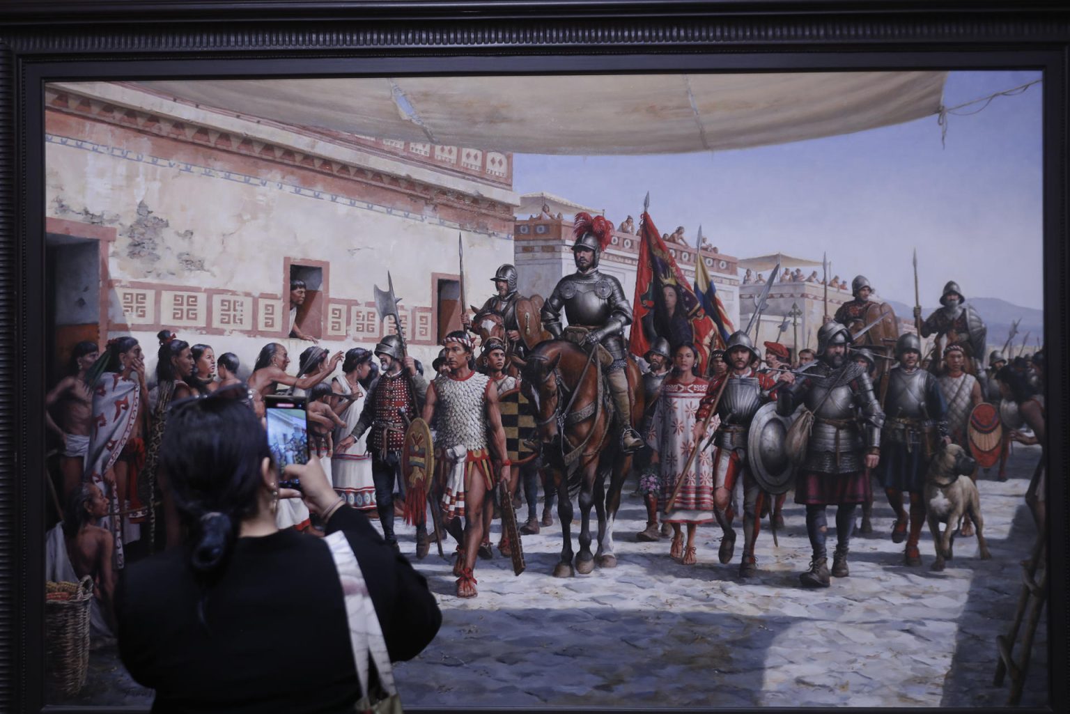 Una persona toma una fotografía a una obra de la exposición ‘Sobre los huesos de Cuauhtémoc y de Hernán Cortés. Diego Rivera y el gran debate sobre la mexicanidad’’, este miércoles en la Ciudad de México (México). EFE/Isaac Esquivel