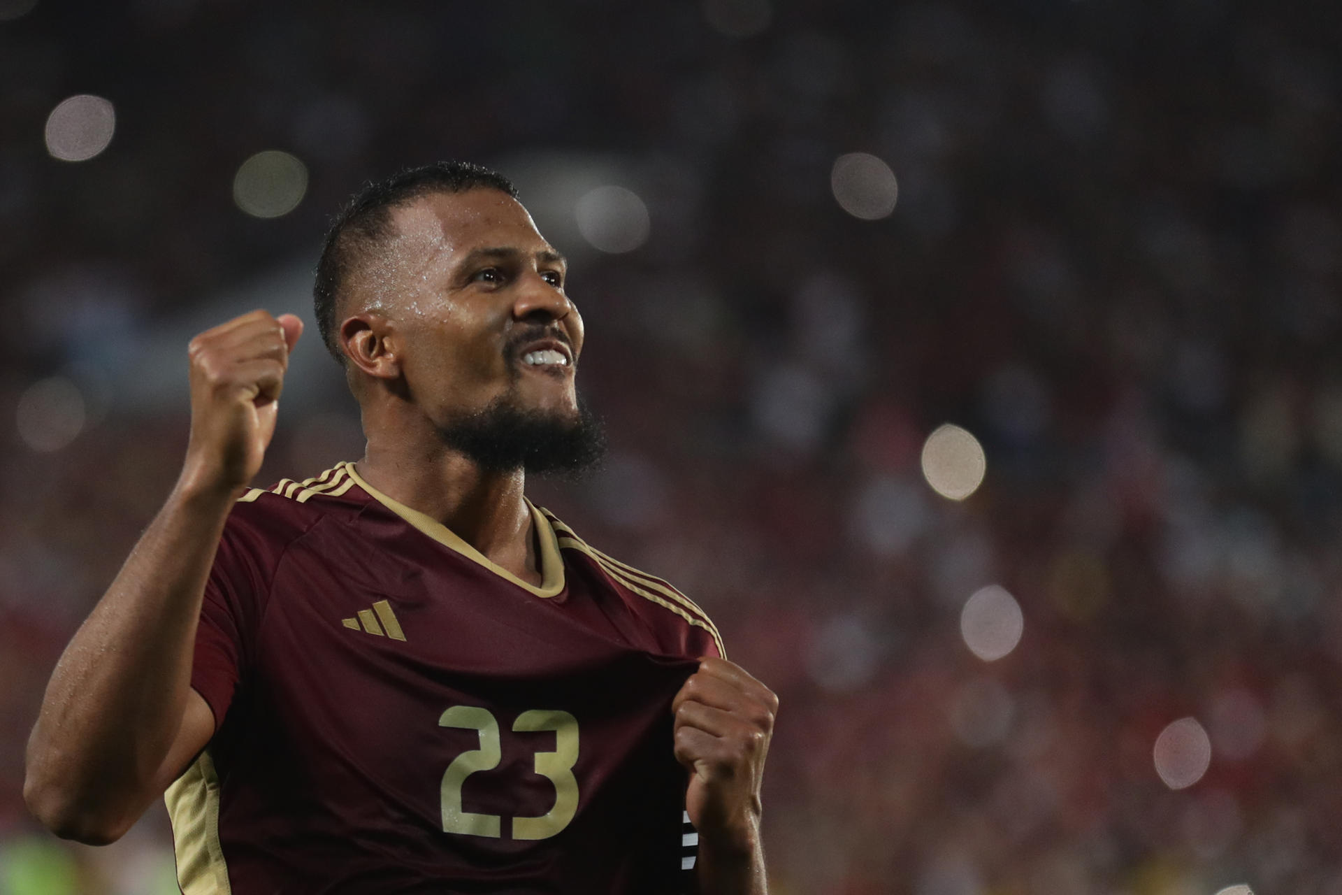 El atacante venezolano Salomón Rondón fue registrados este jueves, 10 de octubre, al celebrar un gol que le anotó a Argentina, durante un partido de la fecha 9 de las eliminatorias suramericanas al Mundial FIFA de 2026, en el estadio Monumental de Maturín (Venezuela). EFE/Ronald Peña
