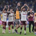 Jugadores de Lanús de Argentina fueron registrados este miércoles, 23 de octubre, al saludar a sus aficionados y al celebrar el empate a domicilio 1-1 ante Cruzeiro de Brasil, al final del partido de ida de esta llave semifinal de la Copa Sudamericana, en el estadio Mineirao de Belo Horizonte (Brasil). EFE/Joao Guilherme