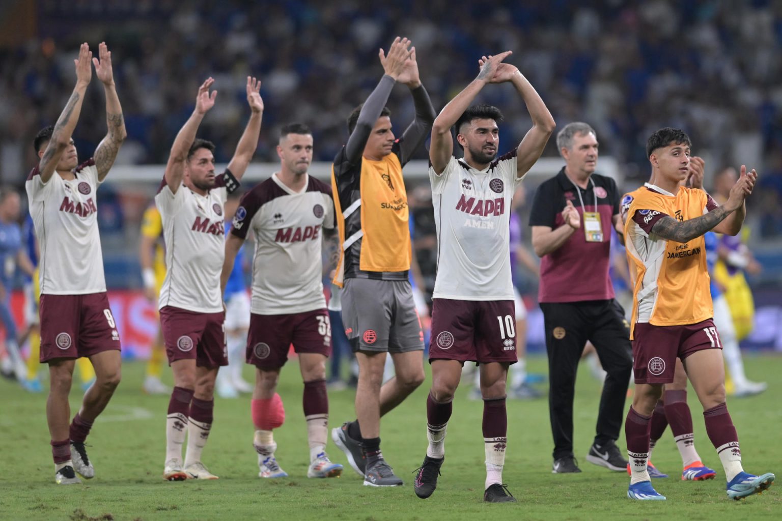 Jugadores de Lanús de Argentina fueron registrados este miércoles, 23 de octubre, al saludar a sus aficionados y al celebrar el empate a domicilio 1-1 ante Cruzeiro de Brasil, al final del partido de ida de esta llave semifinal de la Copa Sudamericana, en el estadio Mineirao de Belo Horizonte (Brasil). EFE/Joao Guilherme