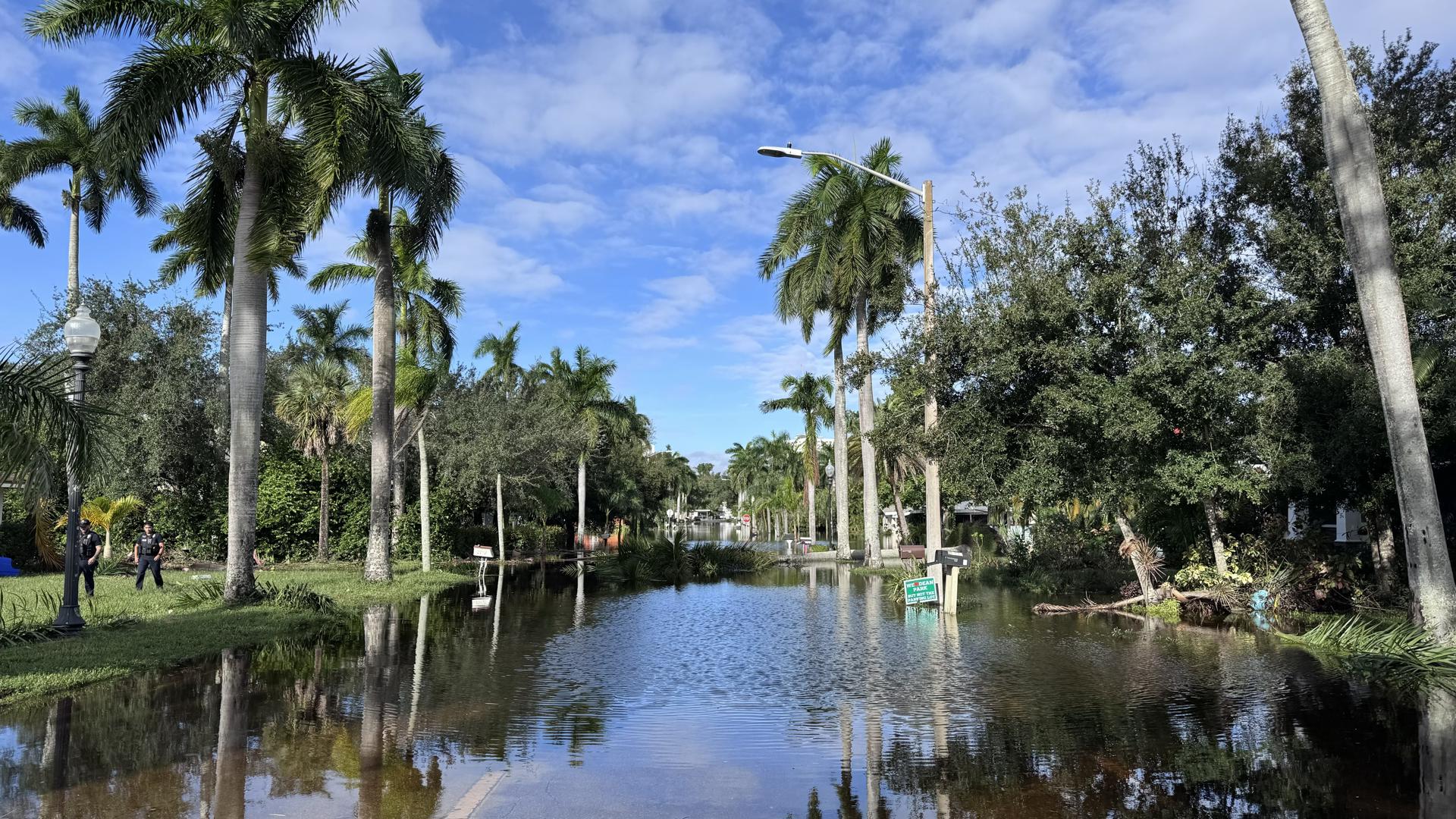 Fotografía de una calle inundada este jueves después del paso del huracán Milton en Fort Myers, Florida (EE.UU.). EFE/Octavio Guzmán
