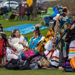 Imagen de archivo de un grupo de indígenas canadienses que se preparan para observar el eclipse solar en las Cataratas del Niágara (Canadá). EFE/Julio César Rivas