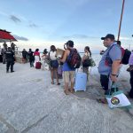 Turistas son evacuados por autoridades de la isla de Holbox ante la llegada del huracán Milton, este lunes en Quintana Roo (México). EFE/Alonso Cupul