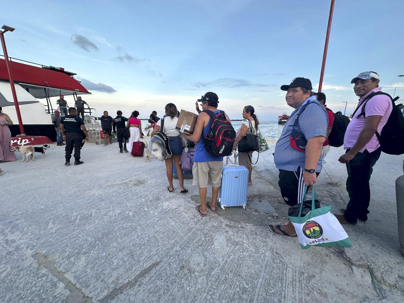 Turistas son evacuados por autoridades de la isla de Holbox ante la llegada del huracán Milton, este lunes en Quintana Roo (México). EFE/Alonso Cupul