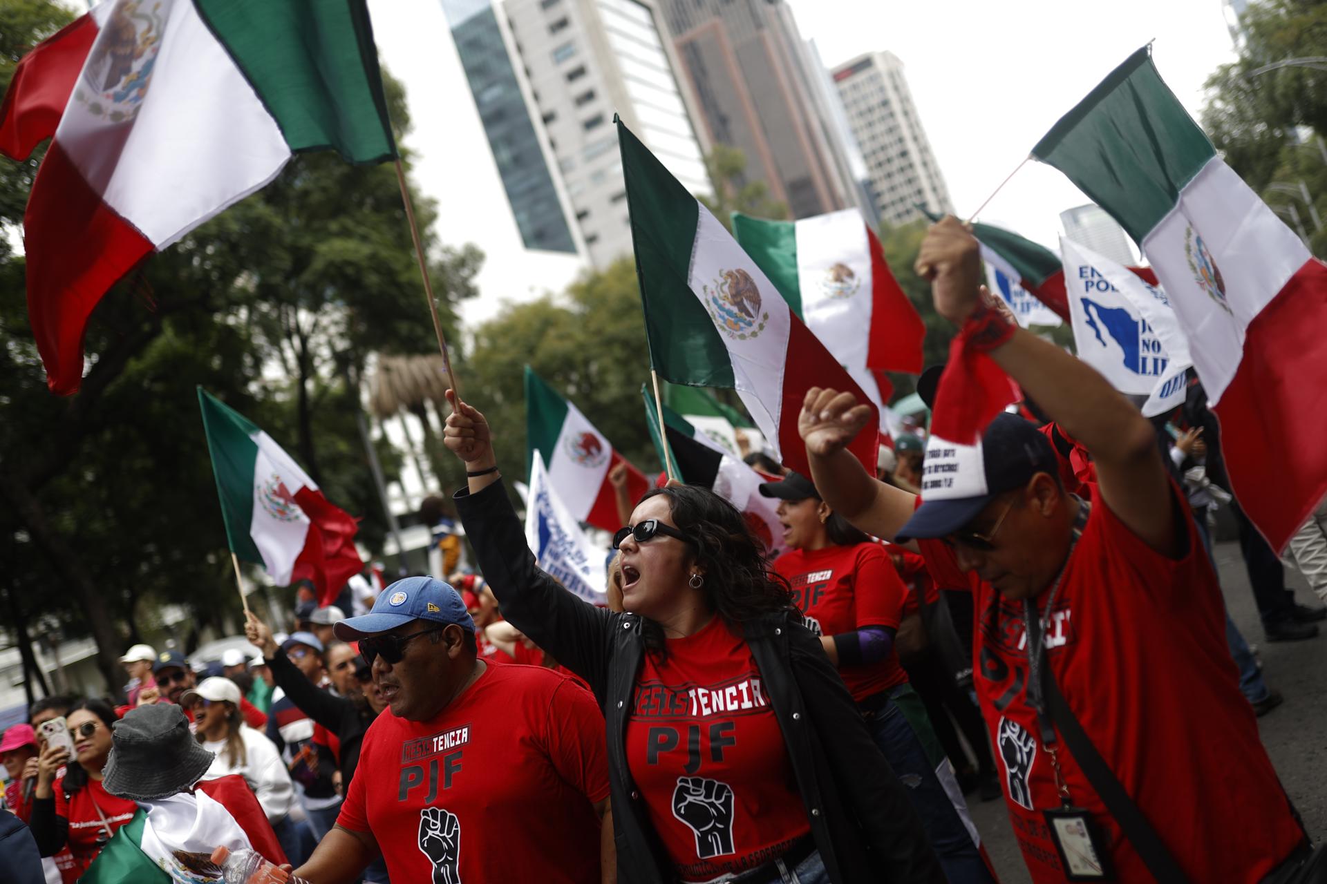 Cientos de personas de la oposición protestan este martes, en las principales avenidas de la Ciudad de México (México). EFE/Bienvenido Velasco
