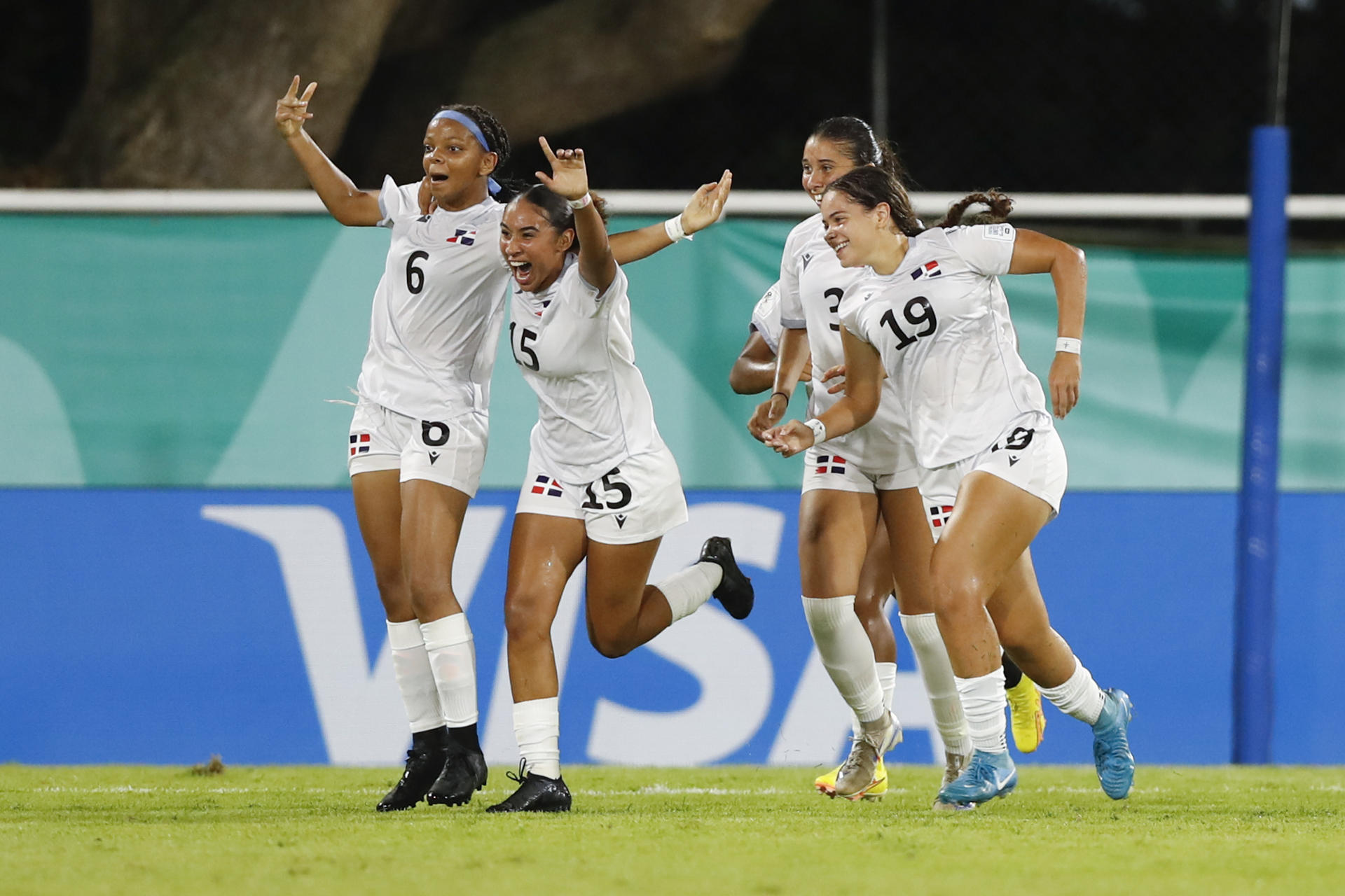 Yuleinis Brito (i) de Dominicana celebra un gol este sábado, en un partido del grupo A de la Copa Mundial Femenina sub-17. EFE/ Diana Sánchez
