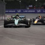 El piloto español del equipo Aston Martin Fernando Alonso (i), participa este domingo en el Gran Premio de Fórmula 1 en el autódromo Hermanos Rodriguez de la Ciudad de México (México). EFE/José Méndez