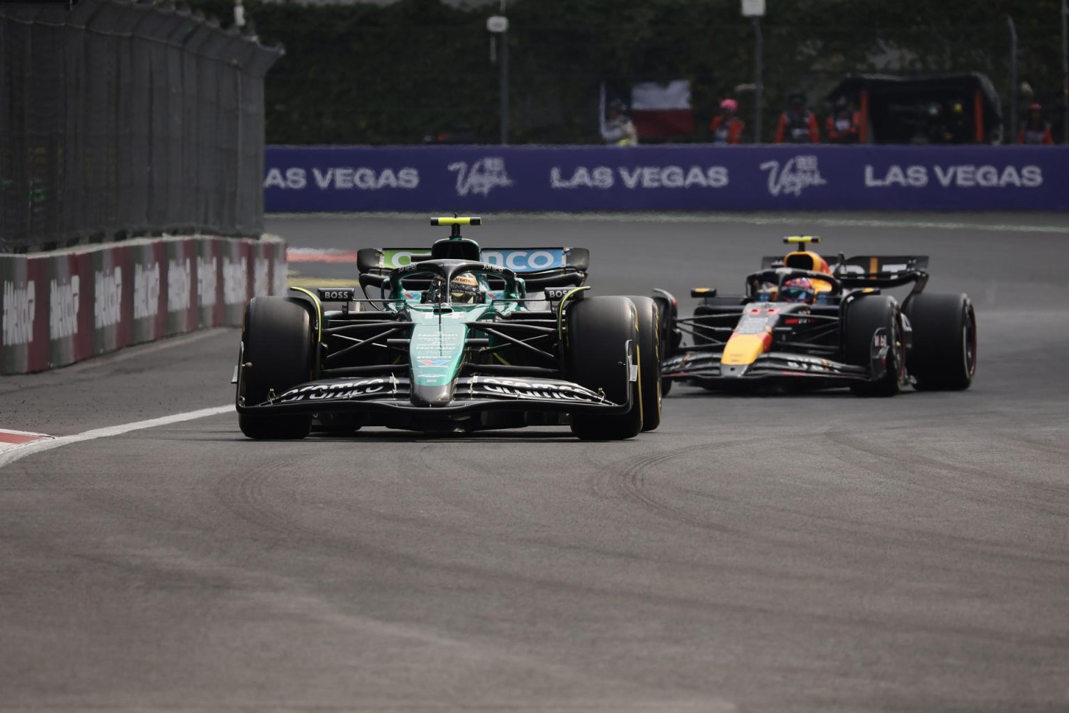 El piloto español del equipo Aston Martin Fernando Alonso (i), participa este domingo en el Gran Premio de Fórmula 1 en el autódromo Hermanos Rodriguez de la Ciudad de México (México). EFE/José Méndez