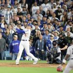 El jugador de los Dodgers de Los Angeles Freddie Freeman batea para conseguir un 'grand slam' ante los Yanquis de Nueva York. EFE/ALLISON DINNER