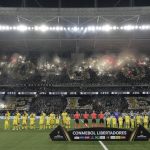 Jugadores de Botafogo y Peñarol forman el 23 de octubre para el partido de ida de las semifinales de la Copa Libertadores en el estadio Olímpico Nilton Santos, de Rio de Janeiro, donde el equipo local se impuso por 5-0. Ocho días después ambos equipos se citarán en el Estadio Campeón del Siglo, de Montevideo. EFE/Antonio Lacerda