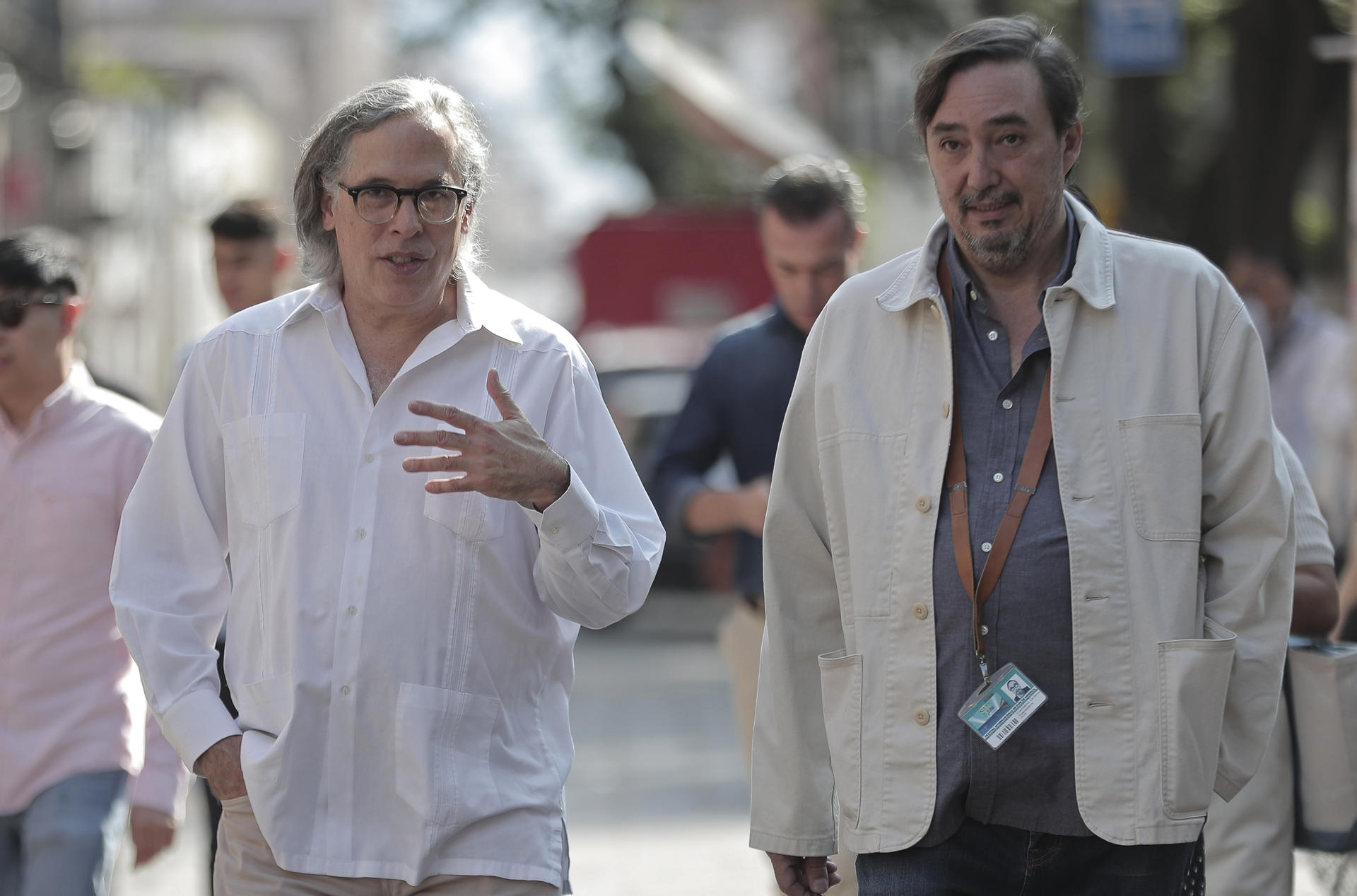 El director de Cine, Rodrigo Prieto (i), junto a el vicepresidente del FICM, Cuauhtémoc Cárdenas Batel, caminan previo a la revelación de la placa de ganadores de la edición pasada del Festival Internacional de Cine de Morelia, este sábado, en el estado de Michoacán (México). EFE/ Ivan Villanueva
