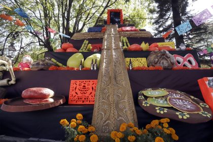 Fotografía del 19 de octubre de 2024 de una mega ofrenda de Día de Muertos, en la antigua Hacienda San Mateo del municipio de Atlixco (México).  EFE/ Hilda Ríos