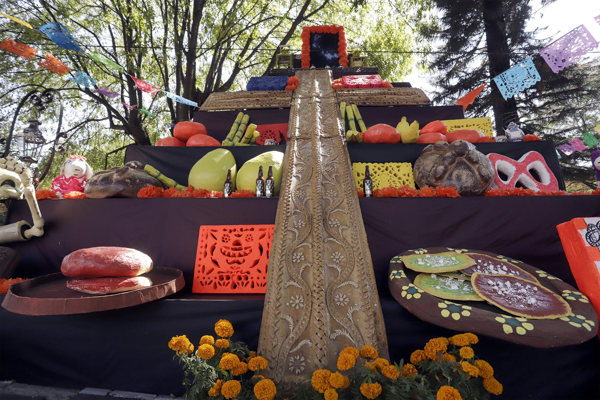 Fotografía del 19 de octubre de 2024 de una mega ofrenda de Día de Muertos, en la antigua Hacienda San Mateo del municipio de Atlixco (México).  EFE/ Hilda Ríos
