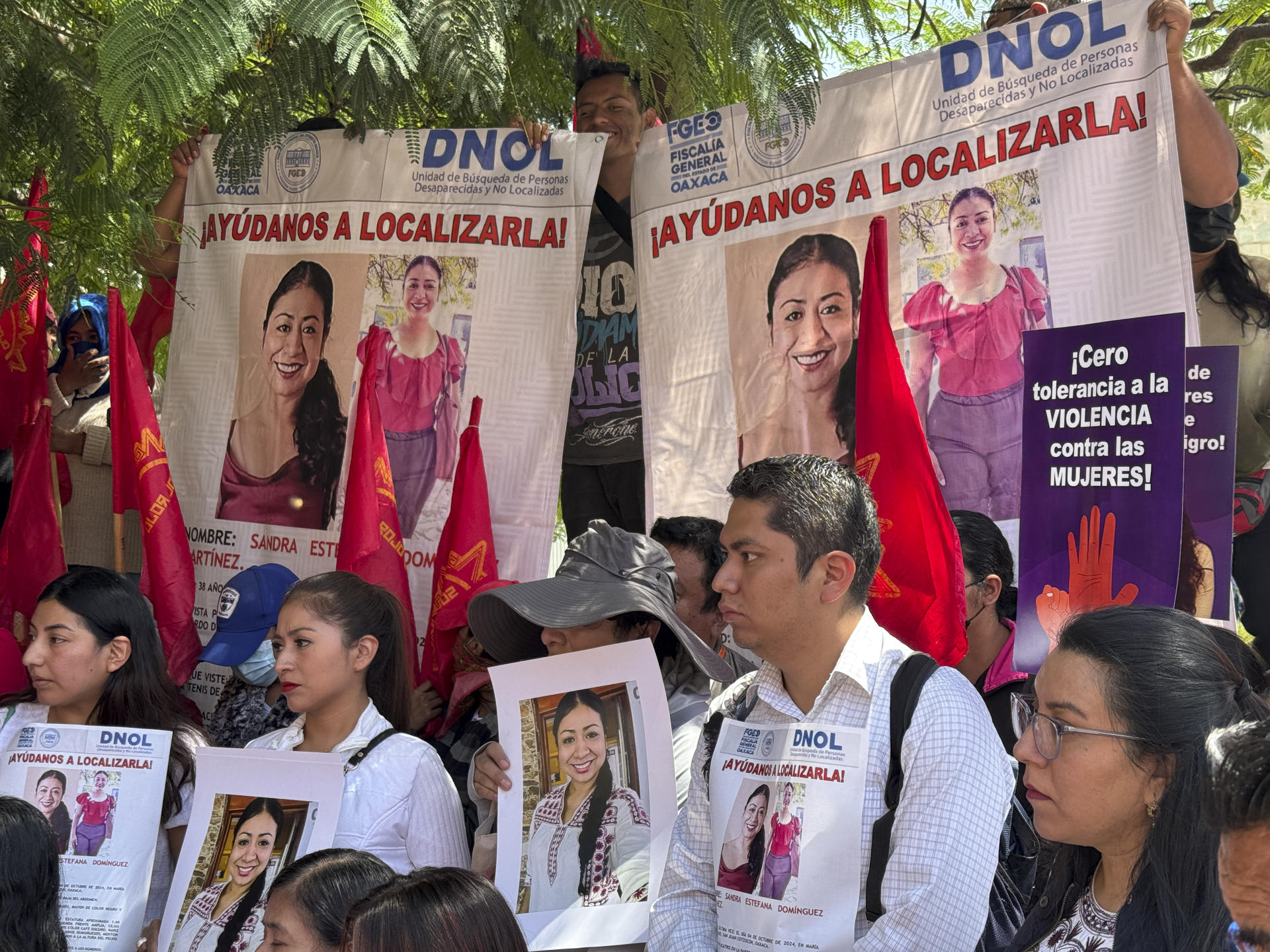 Familiares y amigos de la defensora de derechos humanos, Sandra Estefana Domínguez Martínez, desaparecida el 4 de octubre, se manifestaron para exigir su aparición con vida, este viernes en la ciudad de Oaxaca (México). EFE/Jesús Méndez
