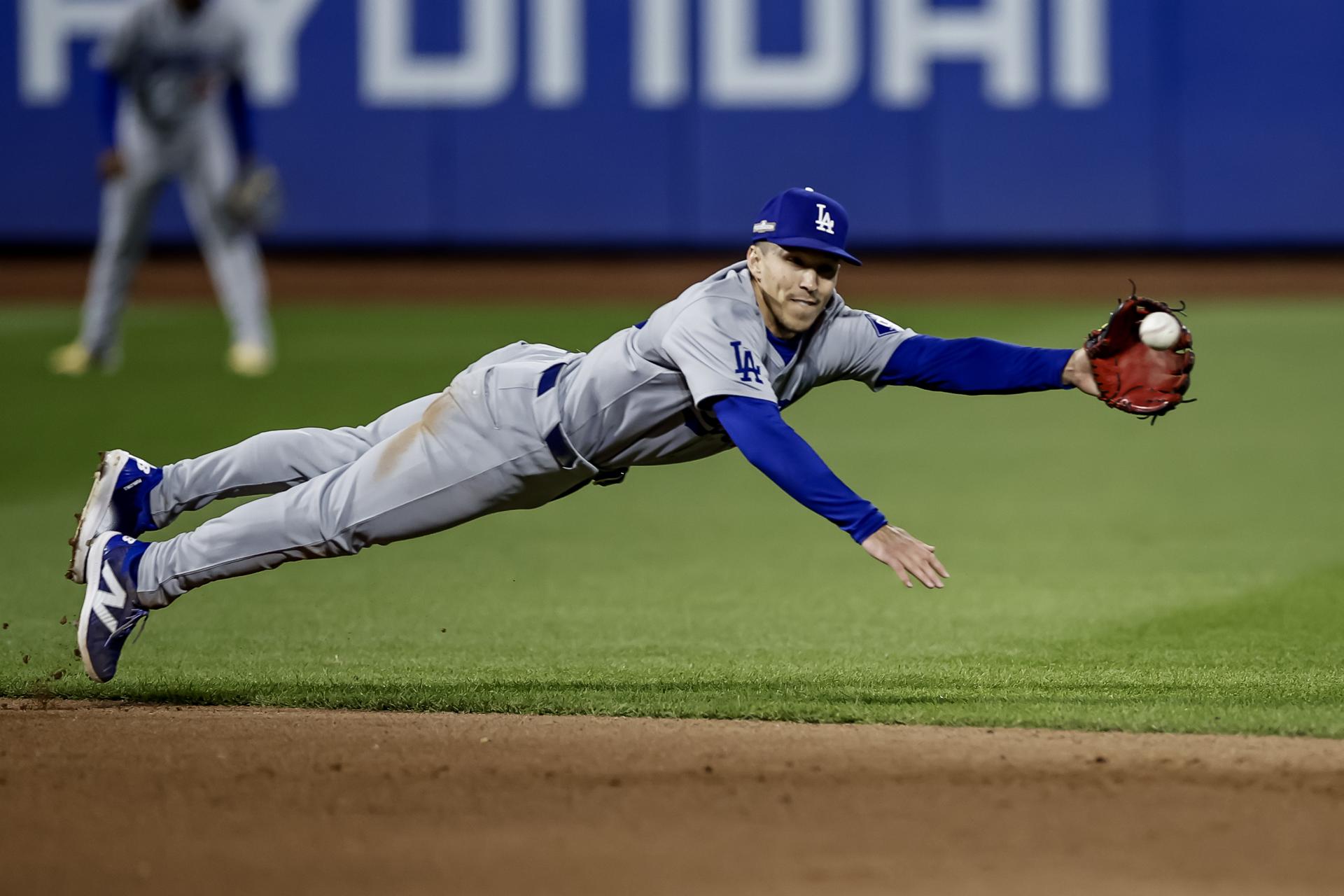 El segunda base de los Dodgers de Los Angeles Tommy Edman se lanza a la bola ante los Mets de Nueva York. EFE/CJ GUNTHER
