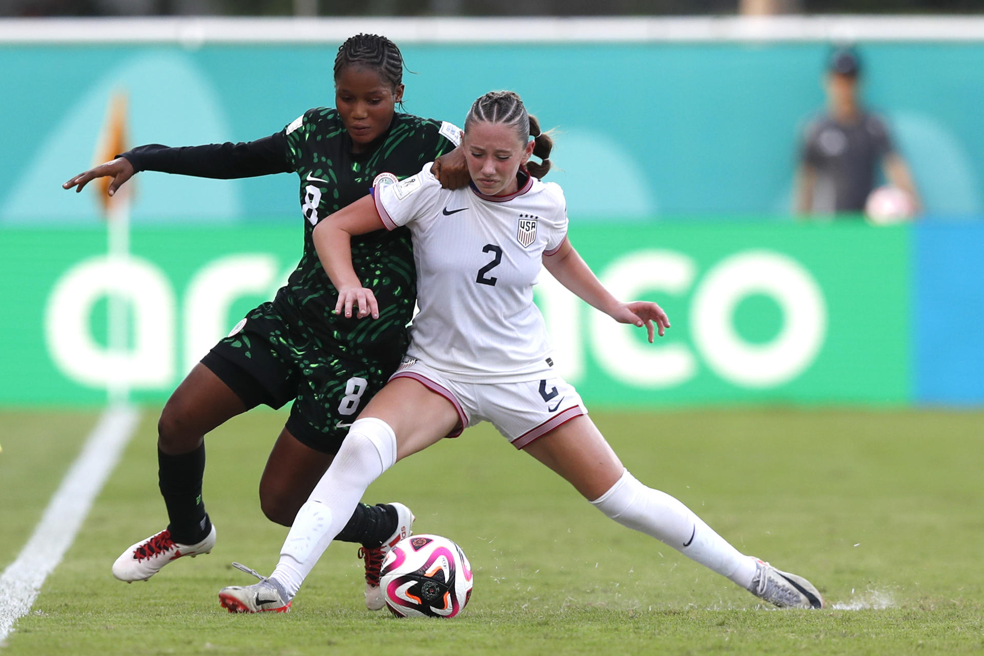 Shakirat Moshood (i), de Nigeria, disputa un balón con Jocelyn Travers en los cuartos de final del Mundial Femenino sub-17 ante Estados Unidos. EFE/ Diana Sánchez
