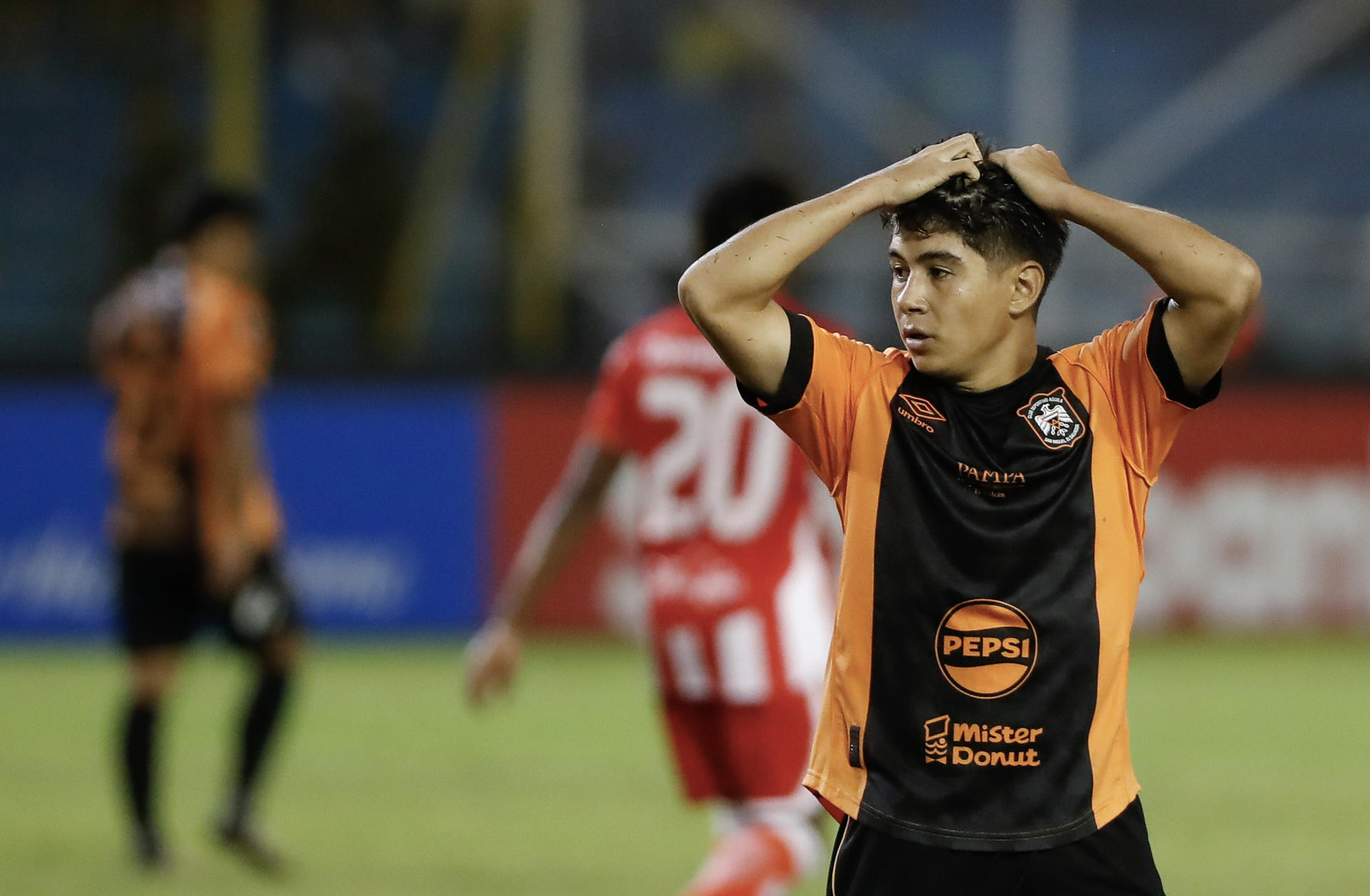 Ricardo Villatoro lamenta este miércoles la eliminación del Águila salvadoreño de la Copa Centroamericana a manos del Real Estelí en el estadio Cuscatlán de San Salvador (El Salvador). EFE/ Rodrigo Sura
