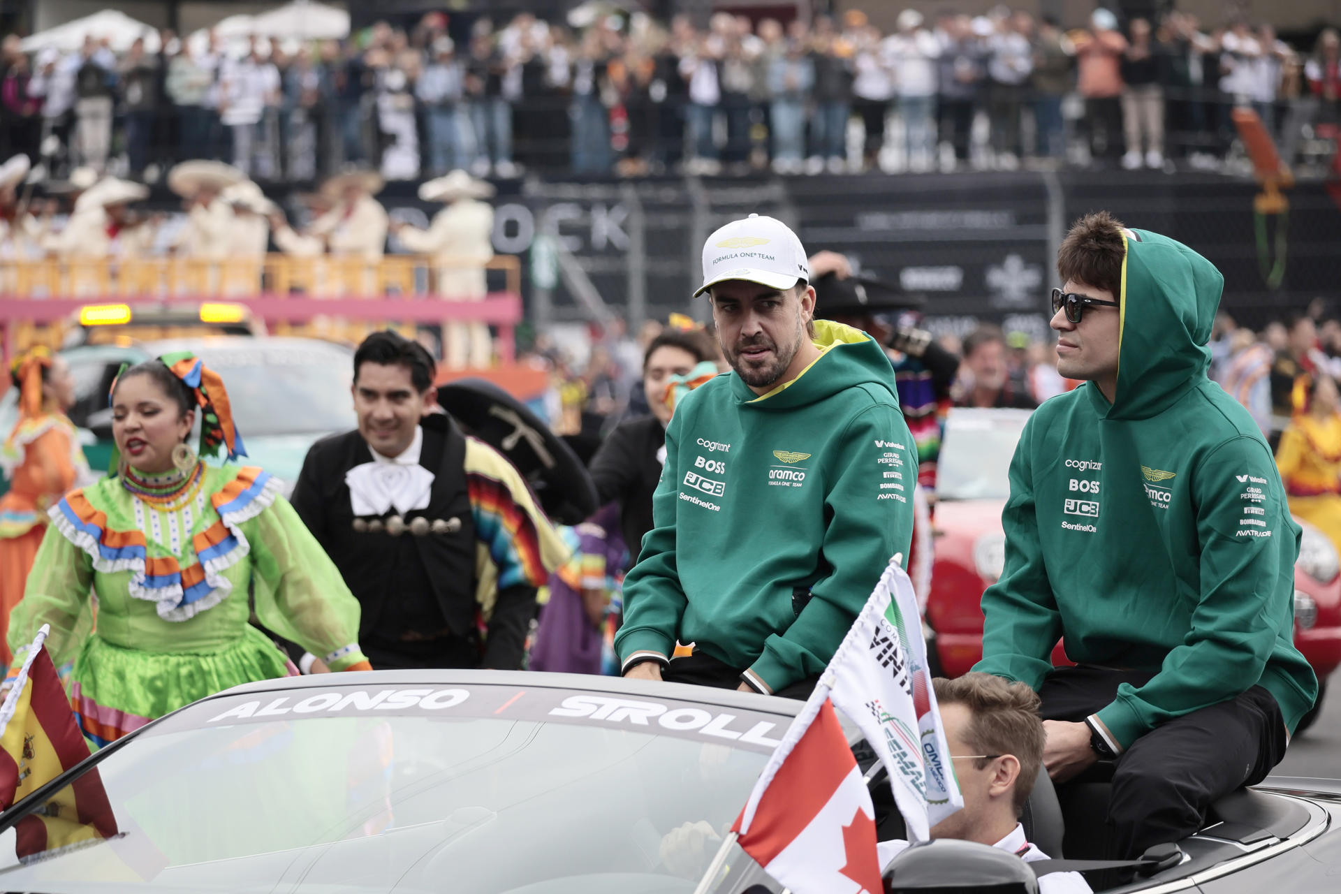 Los pilotos del equipo Aston Martin Fernando Alonso (i) y Lance Stroll (d), participan en la ceremonia protocolaria este domingo en el Gran Premio de Fórmula 1 en el autódromo Hermanos Rodriguez de la Ciudad de México (México). EFE/José Méndez
