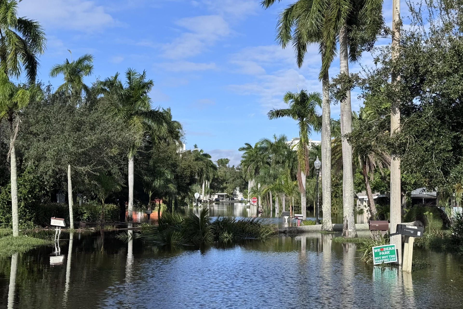 Fotografía de una calle inundada tras el paso del huracán Milton, este jueves en Fort Myers (Estados Unidos). EFE/ Octavio Guzmán
