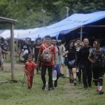 Imagen de archivo de migrantes de diferentes nacionalidades que cruzan un campamento en medio de un operativo en plena selva del Darién, frontera natural entre Colombia y Panamá. EFE/Carlos Lemos