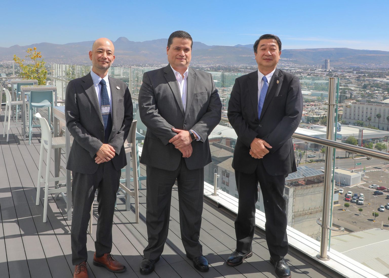 El director general de Jetro México, Nobuhiro Nakajima (i), el director general de Hitachi en México, Luis Francisco Flores (c), y el cónsul de Japón en León, Katsumi Itagaki, posan al termino de una entrevista con EFE en la ciudad de León en Guanajuato (México).  EFE/Luis Ramírez