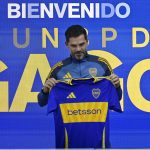 El ex futbolista argentino Fernando Gago posa con la camisa de Boca Juniors durante una rueda de prensa tras asumir como nuevo entrenador de Boca Juniors. EFE/ Matias Martin Campaya