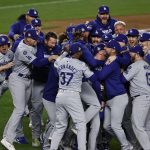 El pitcher de los Los Angeles Dodgers, Walker Buehler (C), es rodeado por sus compañeros de equipo para celebrar tras el último out contra los New York Yankees. EFE/EPA/CJ GUNTHER