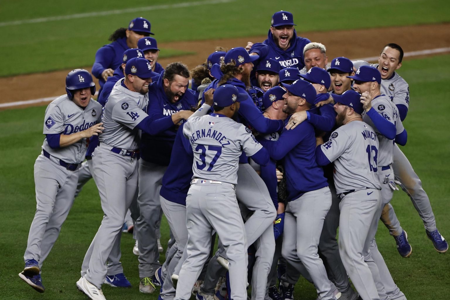 El pitcher de los Los Angeles Dodgers, Walker Buehler (C), es rodeado por sus compañeros de equipo para celebrar tras el último out contra los New York Yankees. EFE/EPA/CJ GUNTHER