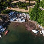 Fotografía aérea del 23 de octubre de 2024, que muestra embarcaciones dañadas por el paso del huracán Otis, en el balneario de Acapulco en el estado de Guerrero (México). EFE/David Guzmán