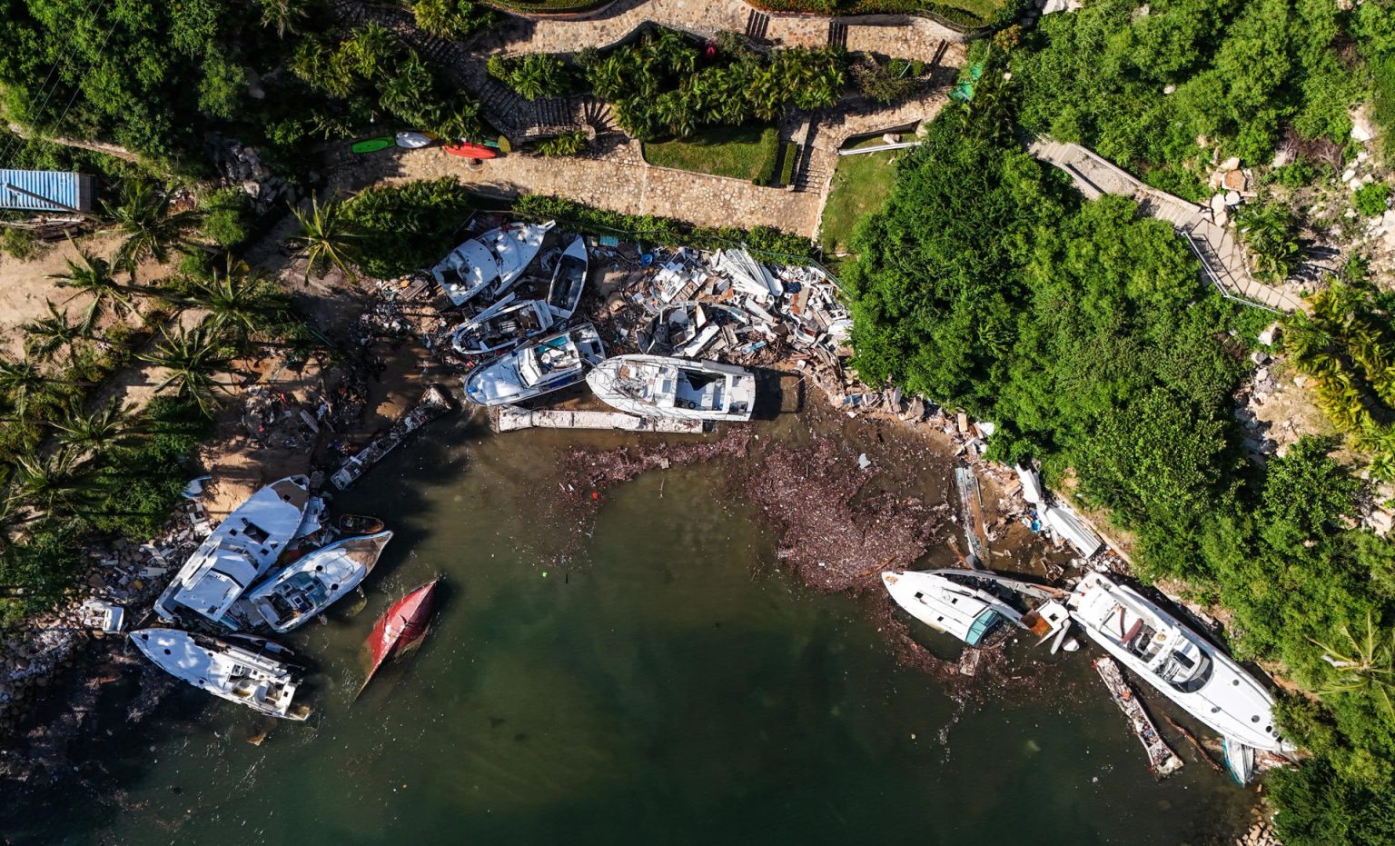 Fotografía aérea del 23 de octubre de 2024, que muestra embarcaciones dañadas por el paso del huracán Otis, en el balneario de Acapulco en el estado de Guerrero (México). EFE/David Guzmán