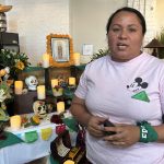 Fotografía del 28 de septiembre de 2024 de la salvadoreña Cristina Quintanilla hablando junto a un altar en memoria de las mujeres que han muerto en Latinoamérica y los Estados Unidos por someterse a un aborto, en Tucson (EE.UU.). EFE/ María León