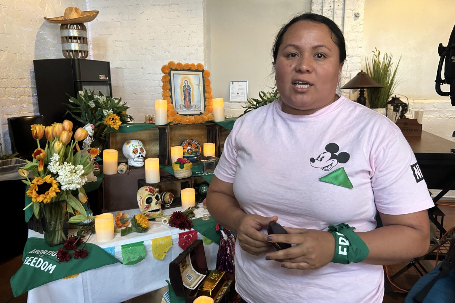 Fotografía del 28 de septiembre de 2024 de la salvadoreña Cristina Quintanilla hablando junto a un altar en memoria de las mujeres que han muerto en Latinoamérica y los Estados Unidos por someterse a un aborto, en Tucson (EE.UU.). EFE/ María León