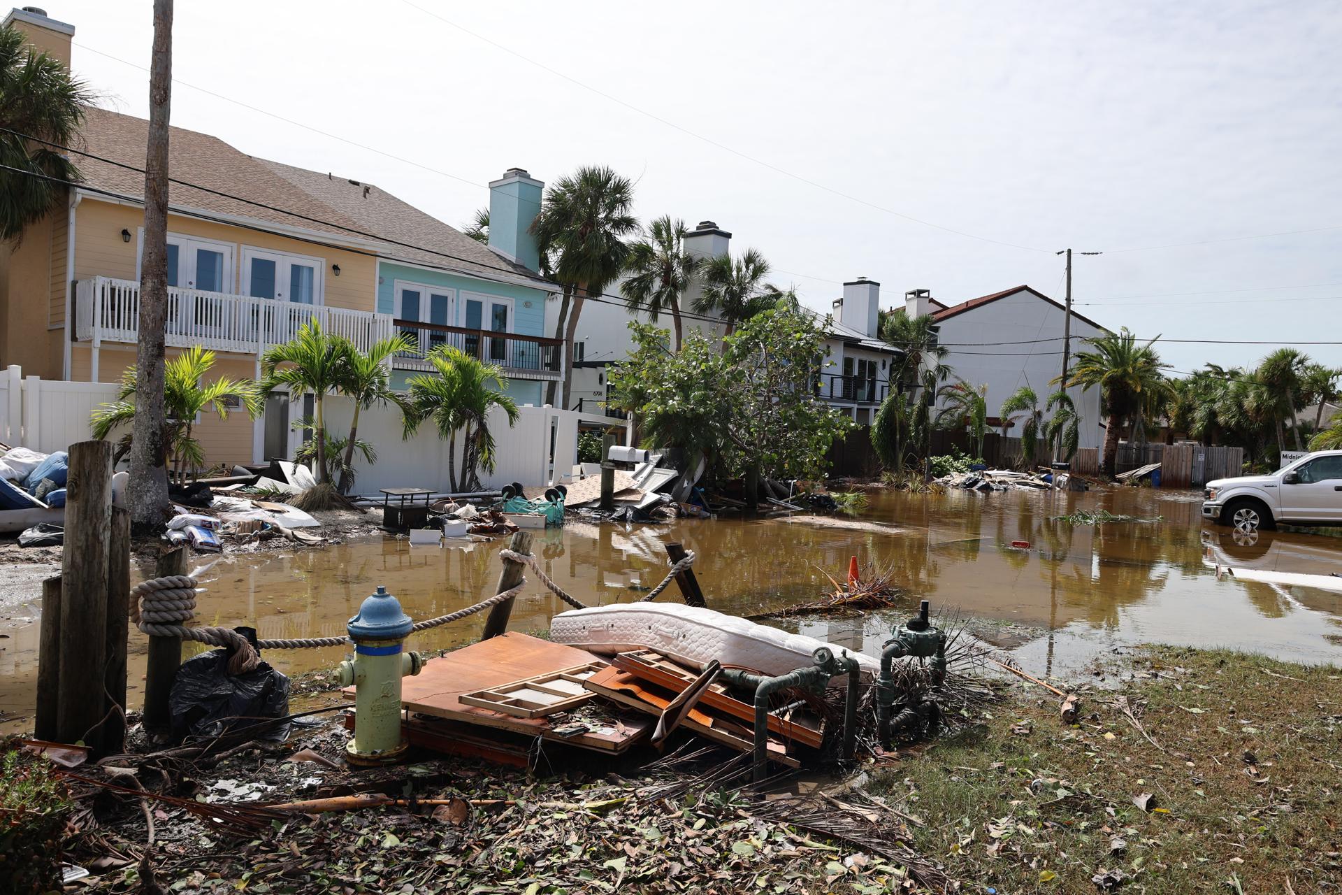 Fotografía de algunos daños causados por el paso del huracán Milton este jueves en Sarasota, Florida (EE.UU.). EFE/Octavio Guzmán
