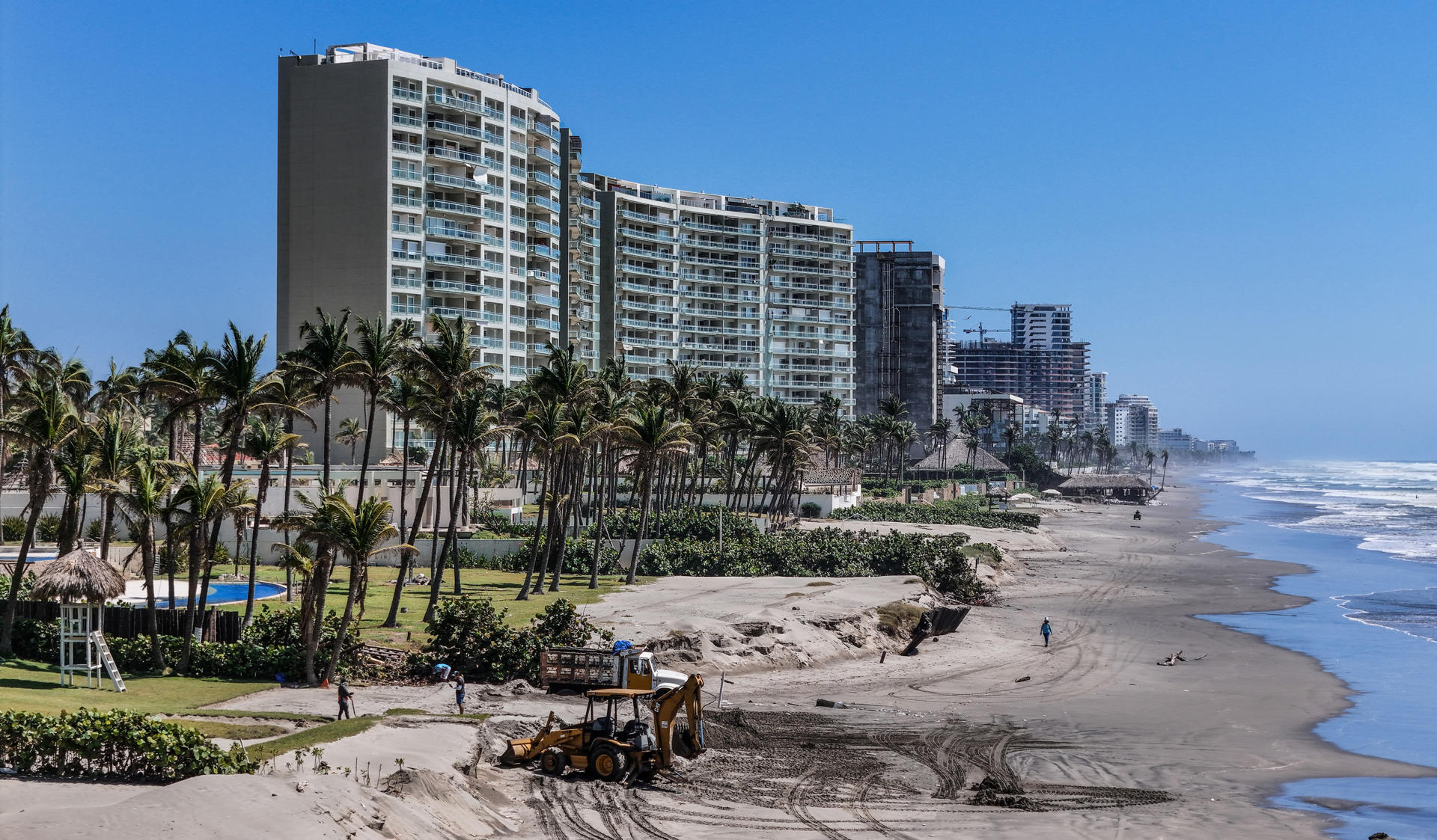 Fotografía del 23 de octubre de 2024, donde se observa maquinaria pesada en una zona afectada por el paso del huracán Otis, en el balneario de Acapulco en el estado de Guerrero (México). EFE/David Guzmán
