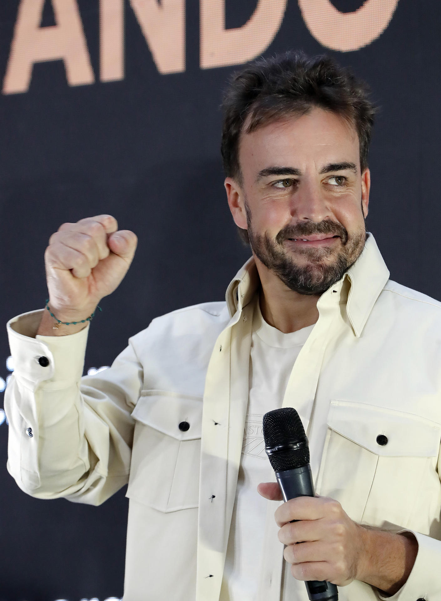 Fernando Alonso, piloto español de la escudería Aston Martin de la Fórmula Uno, habla durante un acto protocolario este miércoles en la Ciudad de México (México). EFE/Mario Guzmán
