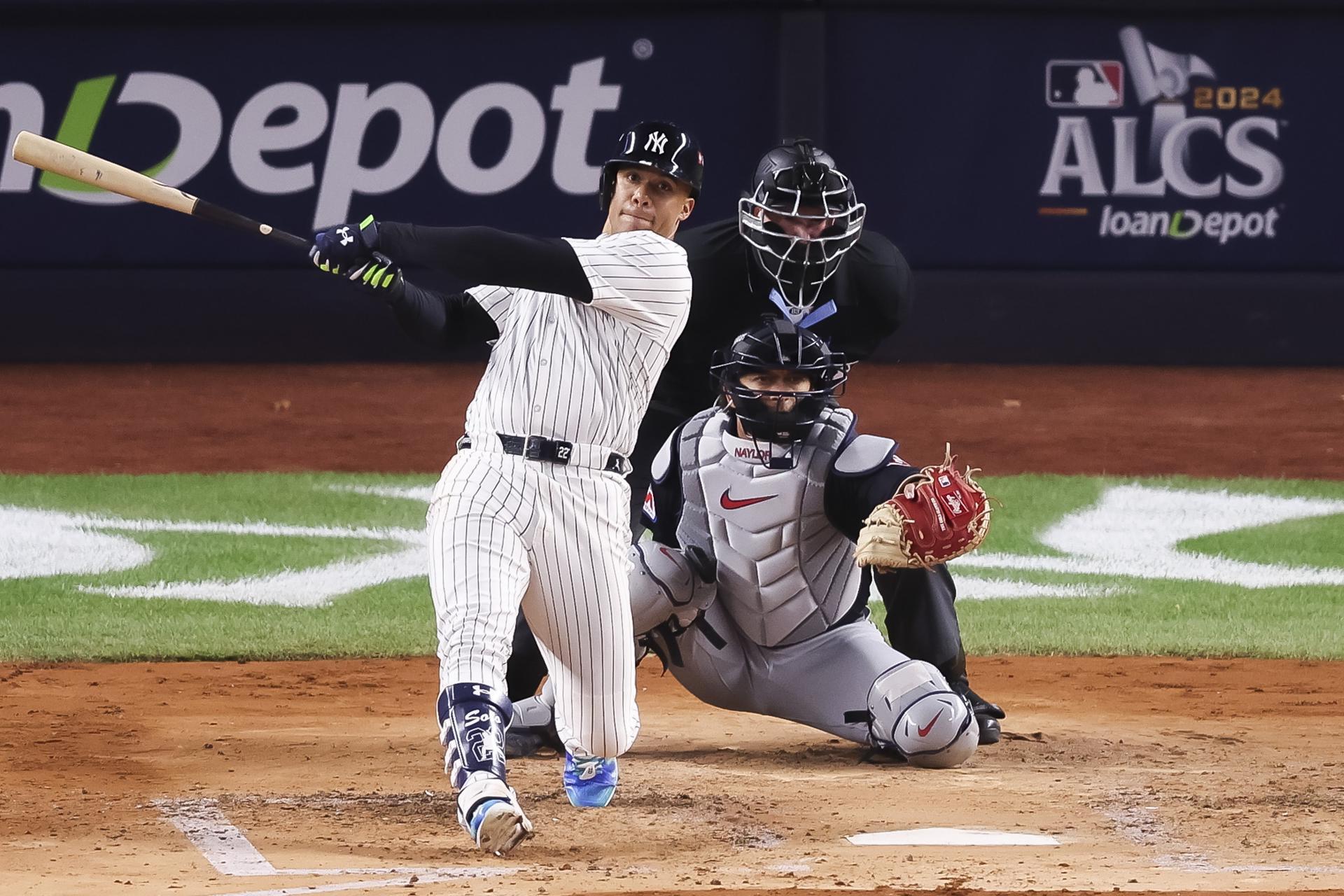 Juan Soto (I) de los Yankees conecta un jonrón mientras el receptor de los Guardianes, Bo Naylor (D), observa durante la tercera entrada del primer juego de la Serie de la Liga Americana de las Grandes Ligas, este lunes en Nueva York. EFE/EPA/SARAH YENESEL
