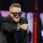 Fotografía cedida por Telemundo donde aparece el cantante y compositor español Alejandro Sanz quien recibirá el Premio Billboard a la Trayectoria Artística, un reconocimiento a sus más de treinta años de exitosa carrera que recibirá el próximo 20 de octubre en la celebración de los premios en Miami (EE.UU.), informó este jueves la organización. EFE/Telemundo /SOLO USO EDITORIAL /NO VENTAS /SOLO DISPONIBLE PARA ILUSTRAR LA NOTICIA QUE ACOMPAÑA /CRÉDITO OBLIGATORIO